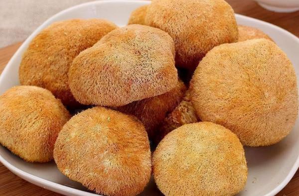 有白頭髮最好不要染，日常多吃這3種食物，或能讓白頭髮少些