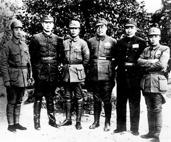 蔣介石任命葉挺為新四軍軍長!毛澤東:他是國民黨中將,合適嗎? 蔣介石任命葉挺為新四軍軍長!毛澤東:他是國民黨中將,合適嗎?