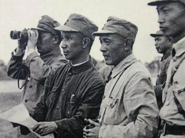 我軍能統領大兵團作戰的統帥,除了彭林粟劉四人以外,還有誰? 我軍能統領大兵團作戰的統帥,除了彭林粟劉四人以外,還有誰?