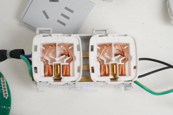 桌面島臺必裝的升降插座怎麼買？硬核拆解橫評公牛愛瑞堡等6款