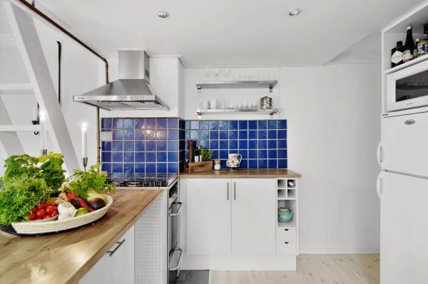 45㎡複式公寓，在廚房檯面上加塊板當餐桌，這樣2個人住剛剛好