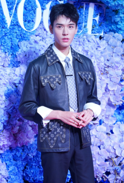 本以為紅毯上楊冪、宋茜夠美了，結果41歲的湯唯一出來，才知差距