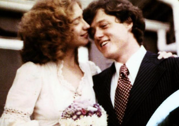 希拉里有多強勢？46年前婚禮上勾住老公脖子，克林頓在她懷裡好乖