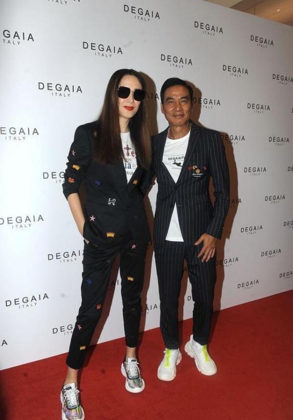 任達華妻子都53歲了，可看著一點沒有老氣感，穿印花西裝仍然瀟灑