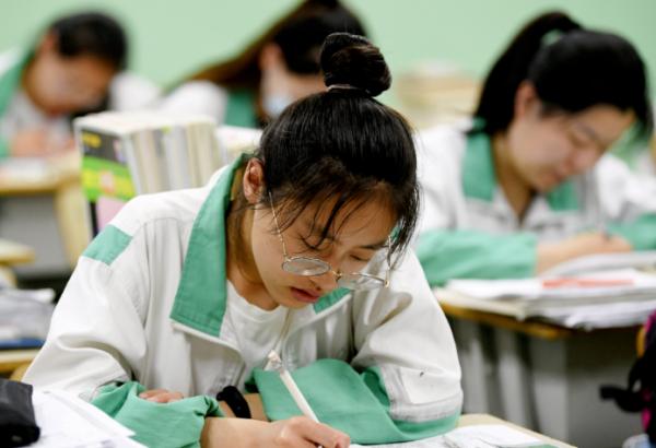 取消了“重點班”,學校又出現個分層作業,舉動引家長強烈反對 取消了“重點班”,學校又出現個分層作業,舉動引家長強烈反對