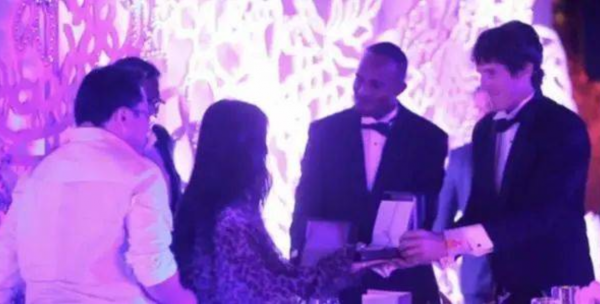 世界級詐騙!掏空國庫35億,花千萬向蕭亞軒求婚,劉特佐什麼來頭 世界級詐騙!掏空國庫35億,花千萬向蕭亞軒求婚,劉特佐什麼來頭