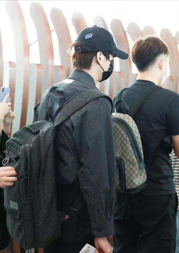 劉愷威楊冪都忙工作,7歲小糯米跟爺爺奶奶過中秋,約同學玩燈籠 劉愷威楊冪都忙工作,7歲小糯米跟爺爺奶奶過中秋,約同學玩燈籠