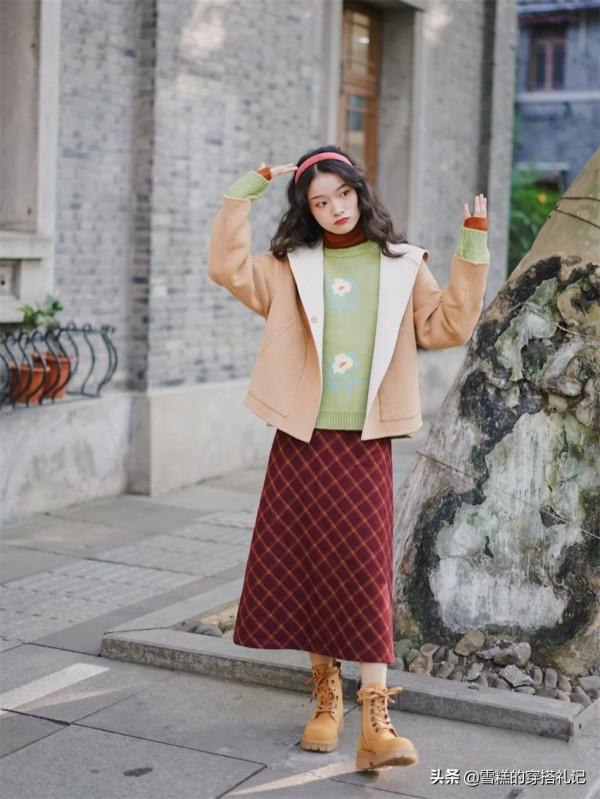 “長裙+短靴”=早秋最美穿搭！遮肉顯高還時髦，日常通勤都適合