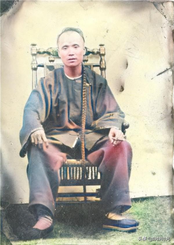 晚清老照片：太監抬著總統女兒去見慈禧太后，男子辮子長到挨地