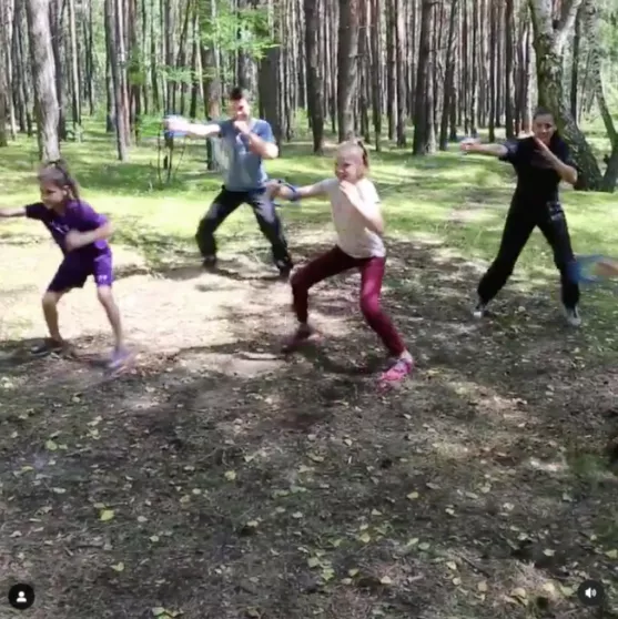 一拳能打斷樹甚至打凹鐵門，這個13歲女孩太可怕