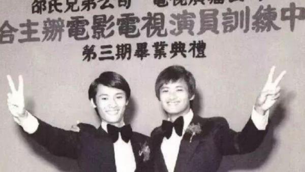 為慈善裸捐56億，66歲無兒無女，“賭神”周潤發憑什麼火了41年？