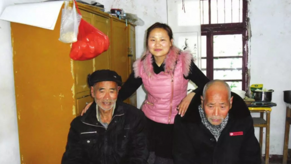 安徽40多歲兩單身兄弟收一養女，30年後女孩不離不棄帶著養父上班