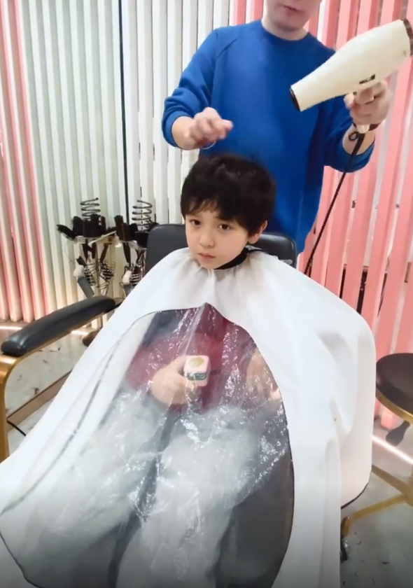 鄧莎8歲兒子燙頭！大麟子五官長開酷似媽媽，五官清秀被贊像吳磊