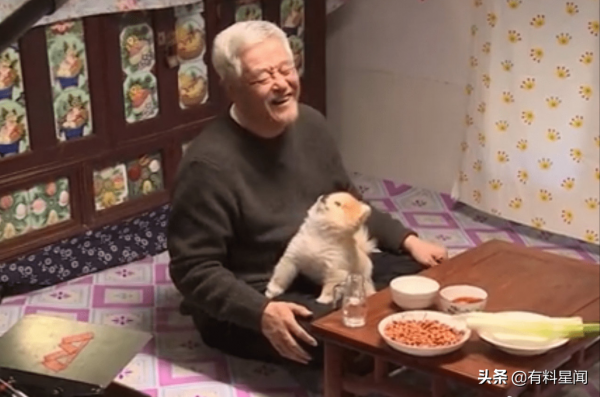 於月仙遺作《鄉愛14》花絮：64歲趙本山喝酒逗狗，滿頭白髮氣色好