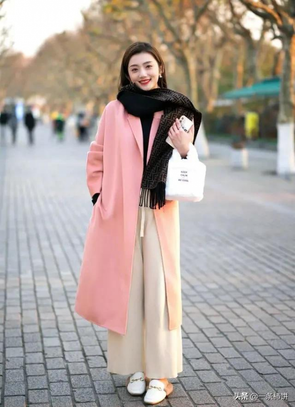 大衣和哪些褲子搭配更時髦？冬天通勤太沉悶換種思路，顯瘦又高挑