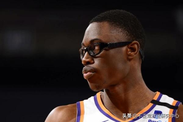 大帝慘遭太陽拋棄,保羅都喂不出來的中鋒,這10號簽到底有多爛? 大帝慘遭太陽拋棄,保羅都喂不出來的中鋒,這10號簽到底有多爛?