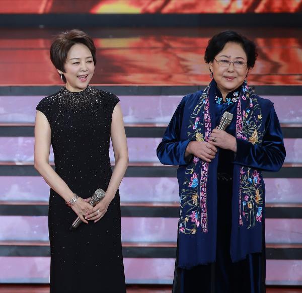 張瑜活成了50後的驕傲，一襲黑色裹身連衣裙端莊穩重，氣質感滿分