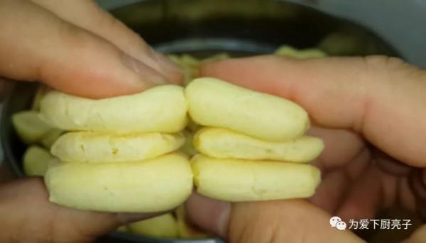 自制發麵餅的做法,鍋裡一烙,比吃麵包餅乾還過癮,真的太美妙了 自制發麵餅的做法,鍋裡一烙,比吃麵包餅乾還過癮,真的太美妙了