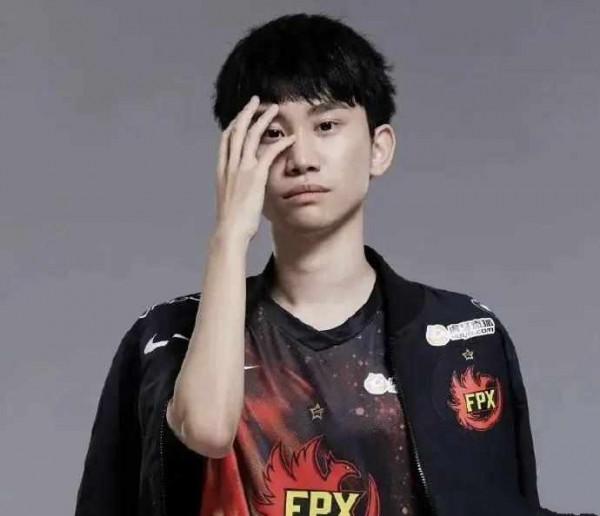 LPL三屆冠軍中單,巔峰C位,不吹不黑,誰是你心中T0韓援? LPL三屆冠軍中單,巔峰C位,不吹不黑,誰是你心中T0韓援?