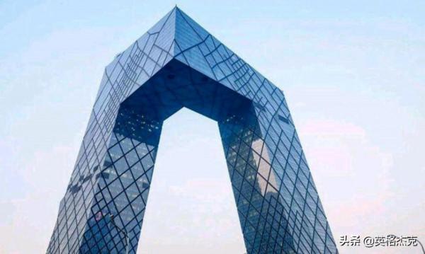 英國遊客拍下北京“央視大樓”建築，引發熱議：中國建設很強大