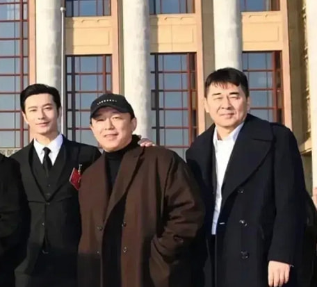 文代會合照曝光，佟麗婭氣質佳，鄧超偷偷踮腳，陳建斌做人低調