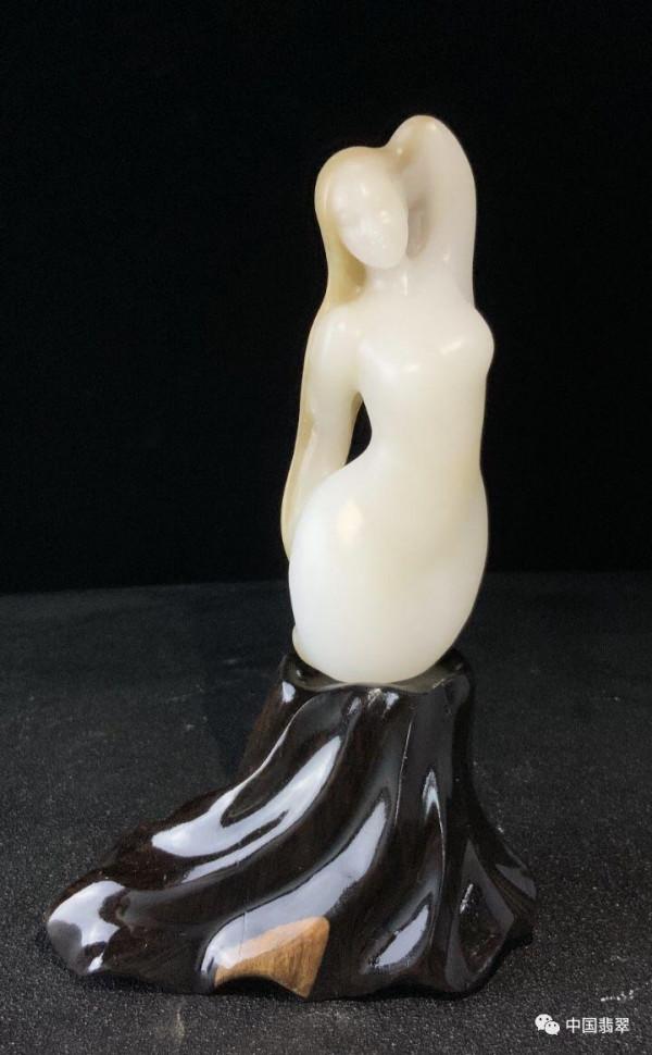 具象在左，抽象在右