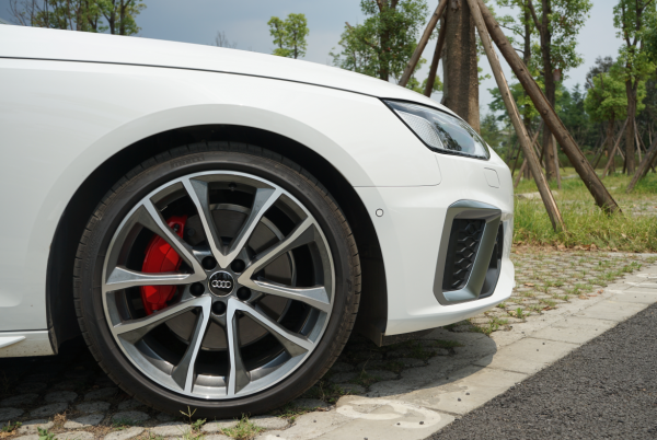 2022款奧迪A4L配置曝光，全系標配迎賓燈，新增RS運動套件+遮陽簾