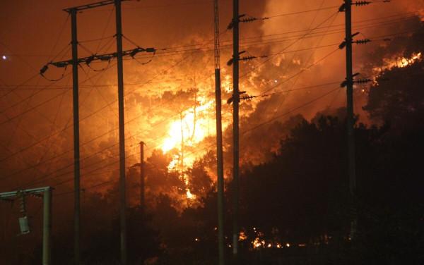 奧地利登山纜車，鋼鐵構架進入隧道卻突發大火，155人燒成灰燼