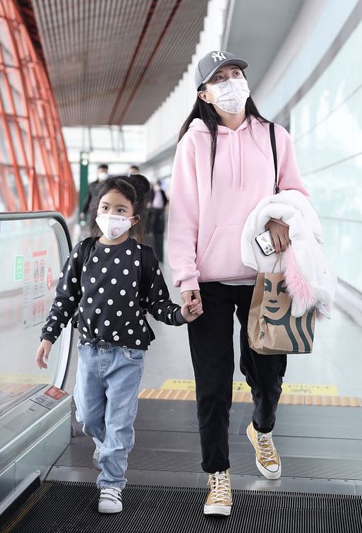 包貝爾真幸福，妻子包文婧時髦美豔似貴婦，女兒穿蓬蓬裙似小公主