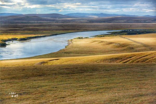 我為何會建議在秋天去呼倫貝爾大草原看看？因為它會變成一幅油畫
