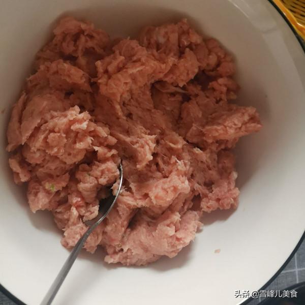 蒸包子，韭菜芹菜靠邊站，用它做餡鮮美多汁，出鍋連吃3個真過癮