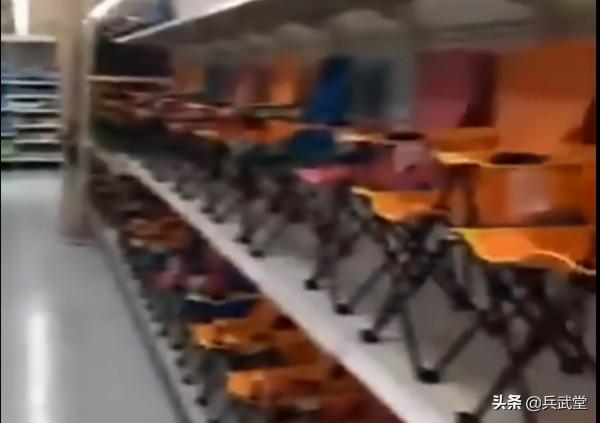 美國超市貨物短缺解決了？用塑膠瓶代替貨物，拿著美金原地觀賞