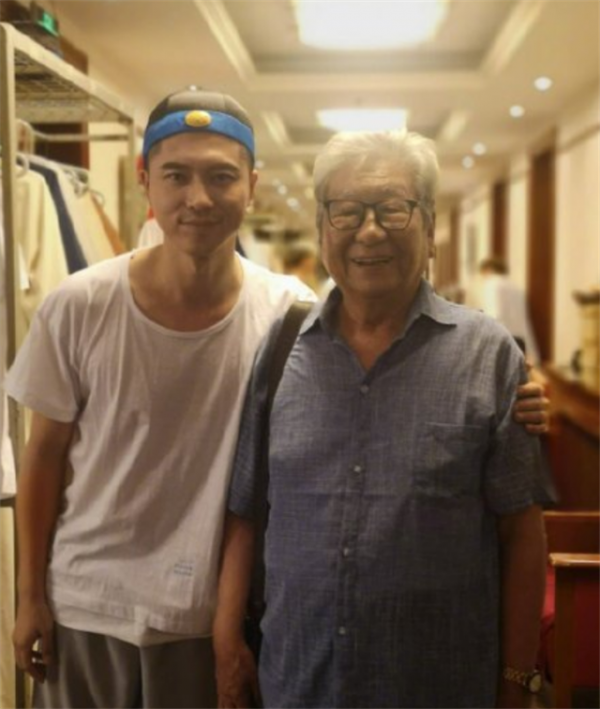 鞏俐恩師梁伯龍舉辦告別儀式，夏雨等學生送花圈，外甥女發文悼念