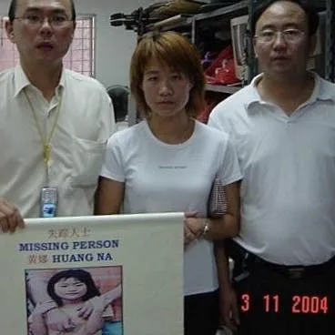 2004年，8歲女童黃娜在新加坡鬧市失蹤，屍體被兇手裝入水果箱