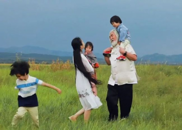 該抱孫子的年紀當了爹,5位明星老來得子,白髮蒼蒼還要賺錢養娃 該抱孫子的年紀當了爹,5位明星老來得子,白髮蒼蒼還要賺錢養娃