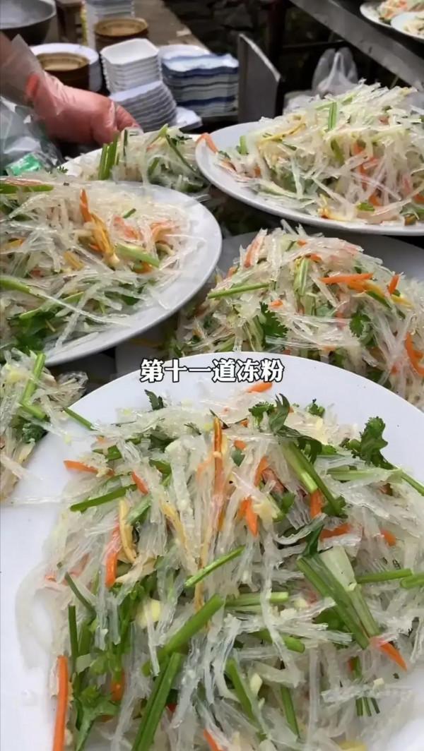 山東農村有戶人家結婚辦酒，一桌360元的價格包給廚師全權負責