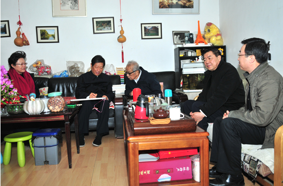 90歲的朱鎔基親自拜訪百歲的袁寶華,見面後:最好的啟蒙老師 90歲的朱鎔基親自拜訪百歲的袁寶華,見面後:最好的啟蒙老師