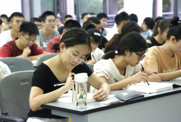 開學才不久,海南女生從山東大學退學,00後的任性叫人不理解 開學才不久,海南女生從山東大學退學,00後的任性叫人不理解