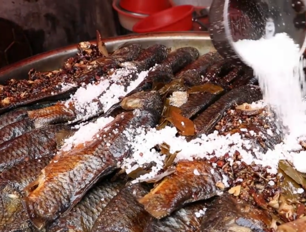 河南鯉魚吃骨頭，18元一斤真是實惠，除了鍋蓋黑乎乎，沒啥缺點