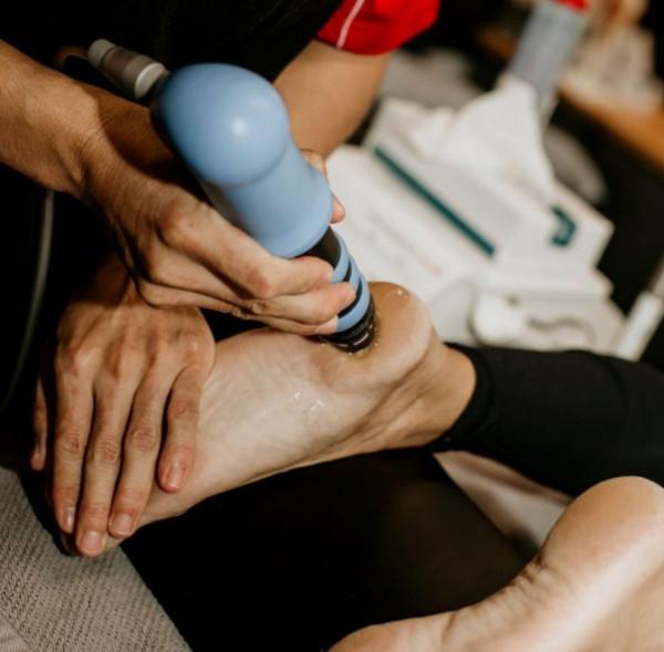 花椒水泡、踩酒瓶子、跺腳?這令人困擾的足跟痛,我們到底該咋辦 花椒水泡、踩酒瓶子、跺腳?這令人困擾的足跟痛,我們到底該咋辦