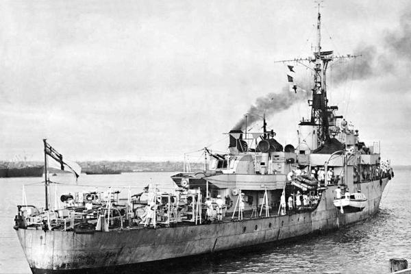 英國軍艦擅闖我國領土，毛主席當即下令：不必請示，直接開炮