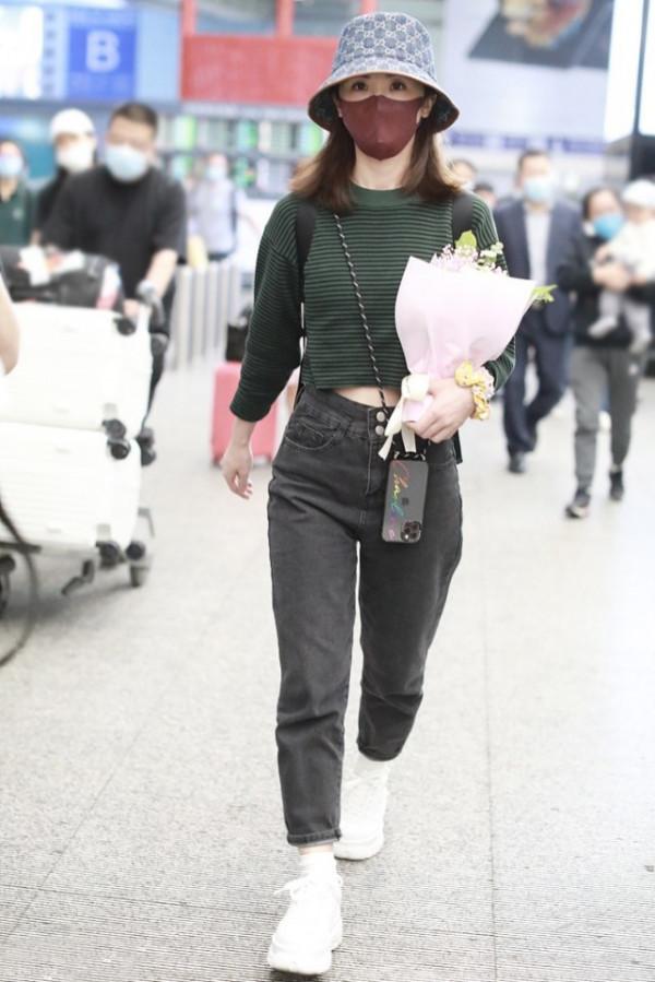 蔡卓妍還是瘦下來了,穿毛衣不忘秀“馬甲線”,造型看著很自信 蔡卓妍還是瘦下來了,穿毛衣不忘秀“馬甲線”,造型看著很自信