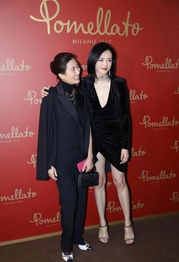 姚晨還是挺大膽的,絲絨短裙挖出“大領口”,看著清涼又高階 姚晨還是挺大膽的,絲絨短裙挖出“大領口”,看著清涼又高階