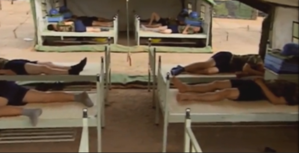 中國人幫非洲修路，頂著60度高溫趕工，當地人卻在樹下乘涼