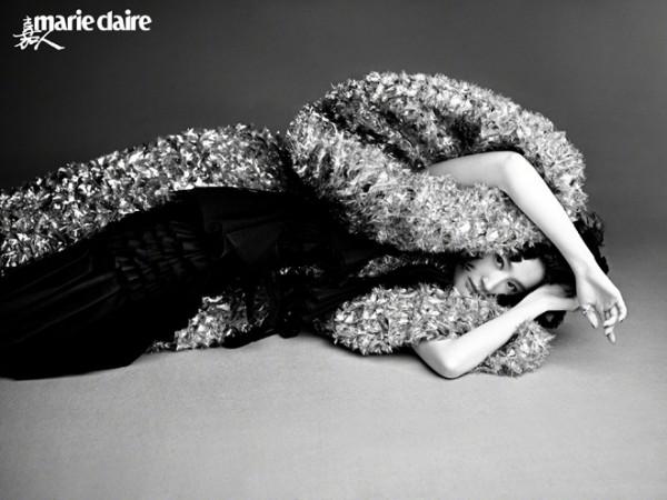 劉亦菲極簡風大片釋出 無袖針織衫&plus;皮褲酷颯利落