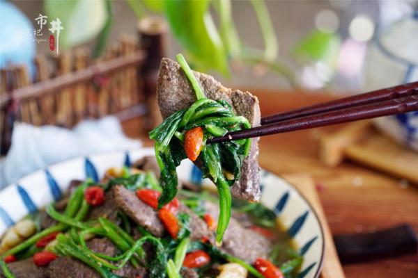 秋季,菠菜和豬肝真是絕配,含鐵元素充足,常吃元氣滿滿過秋天 秋季,菠菜和豬肝真是絕配,含鐵元素充足,常吃元氣滿滿過秋天