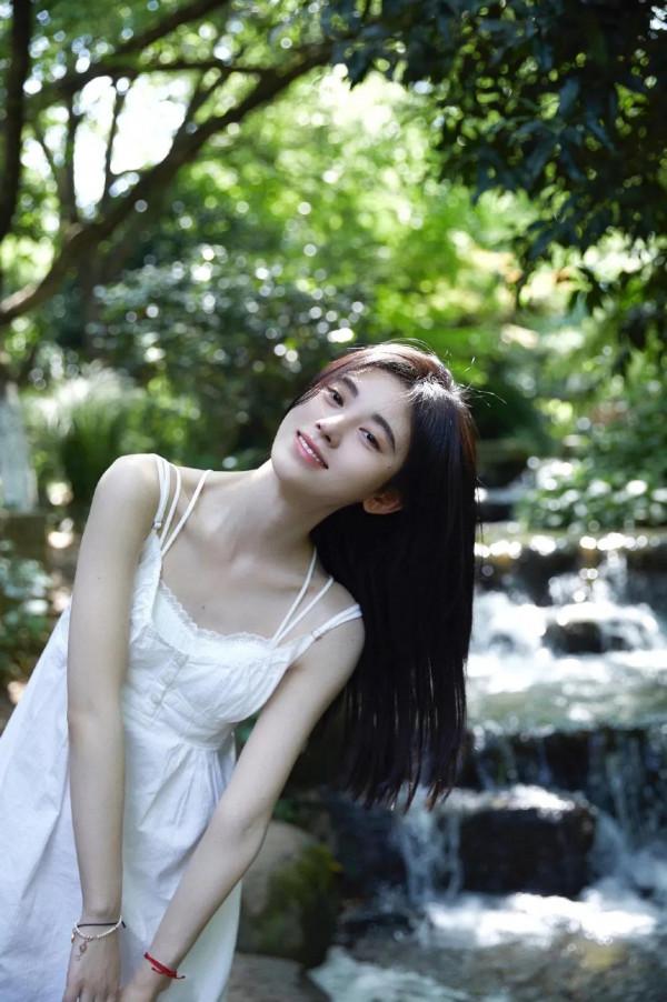 鞠婧禕，穿梭於叢林的仙子，婀娜甜美，清新感撲面而來