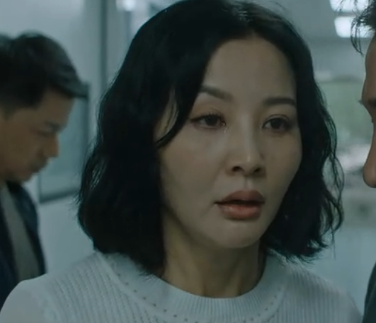 整容臉充斥電視劇，臉部僵硬，下巴像錐子，個個不能細看​