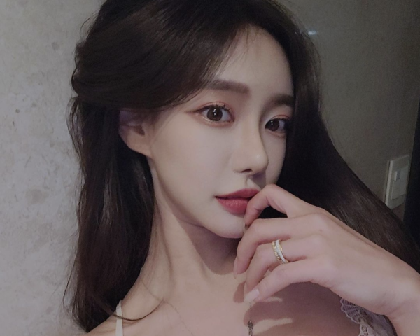 女星轉行當網紅,直播12小時賺380萬,曾因敲詐李秉憲被拘禁6個月 女星轉行當網紅,直播12小時賺380萬,曾因敲詐李秉憲被拘禁6個月