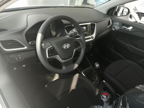 好開耐看毛病少，油耗5L，入門僅7.28萬，帶你看現代悅納